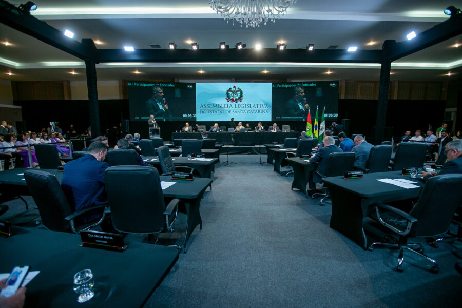 A sessão foi conduzida pelo presidente da Assembleia Legislativa, deputado Mauro De Nadal (MDB).