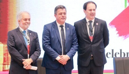 Deputado Naatz ,entre o desembargador João Henrique Blasi e o presidente do TRF4, Fernando Quadros da Silva.