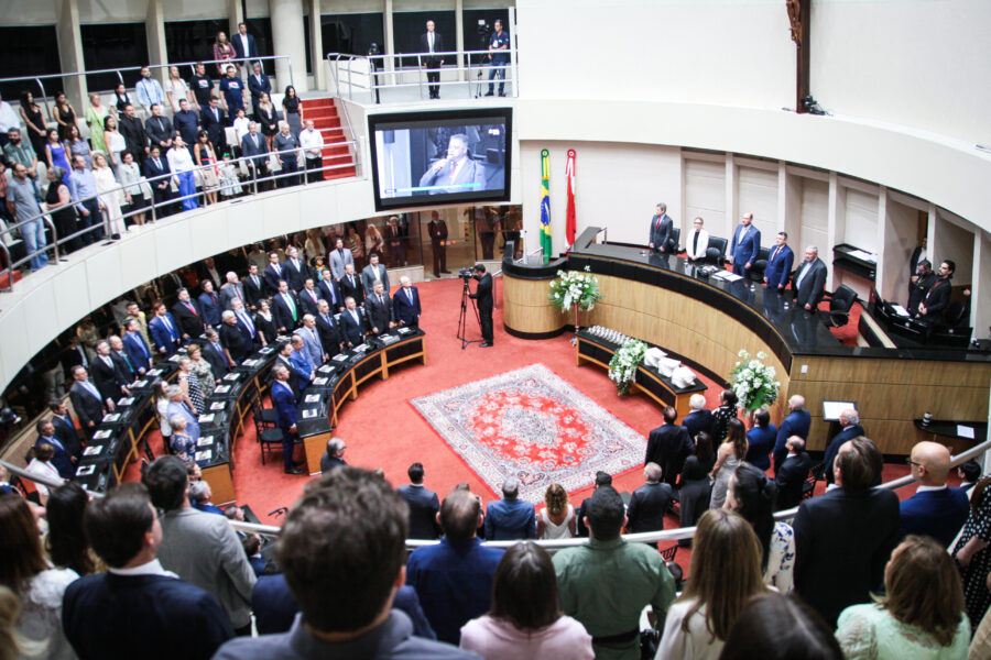 Solenidade no Plenário Deputado Osni Régis reuniu autoridades, homenageados e seus familiares