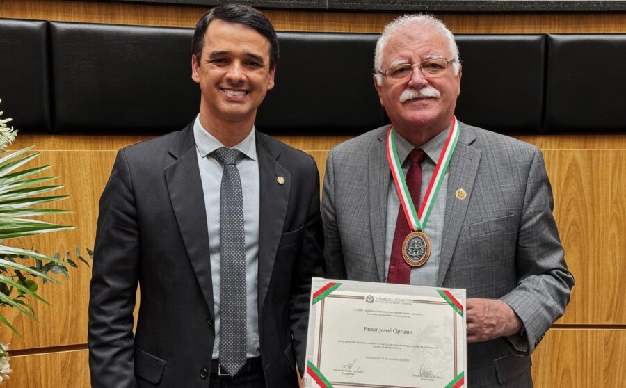 Pastor Josué Cipriano recebe Comenda do Legislativo Catarinense 2024 
