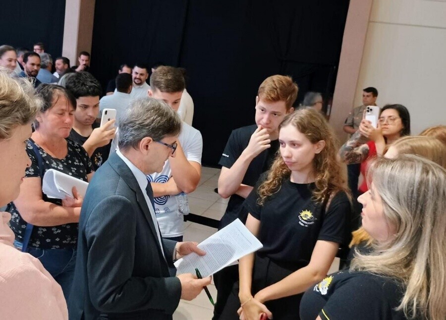 Deputado Neodi Saretta e jovens atendidos pelo programa