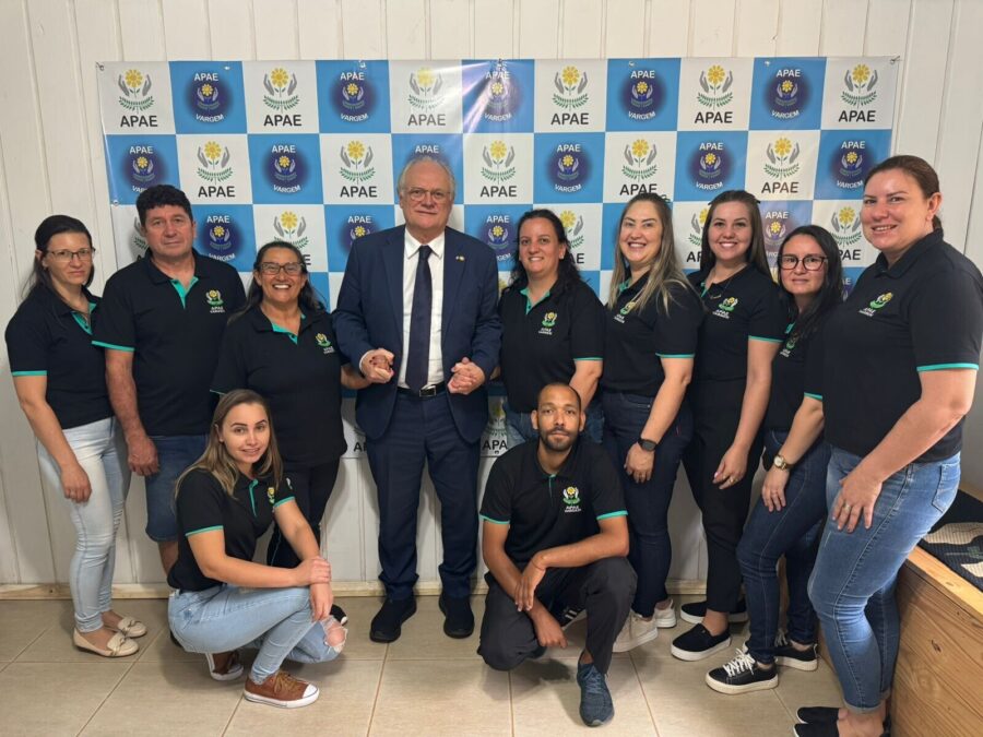 Deputado Dr. Vicente com a direção e funcionários da Apae de Vargem