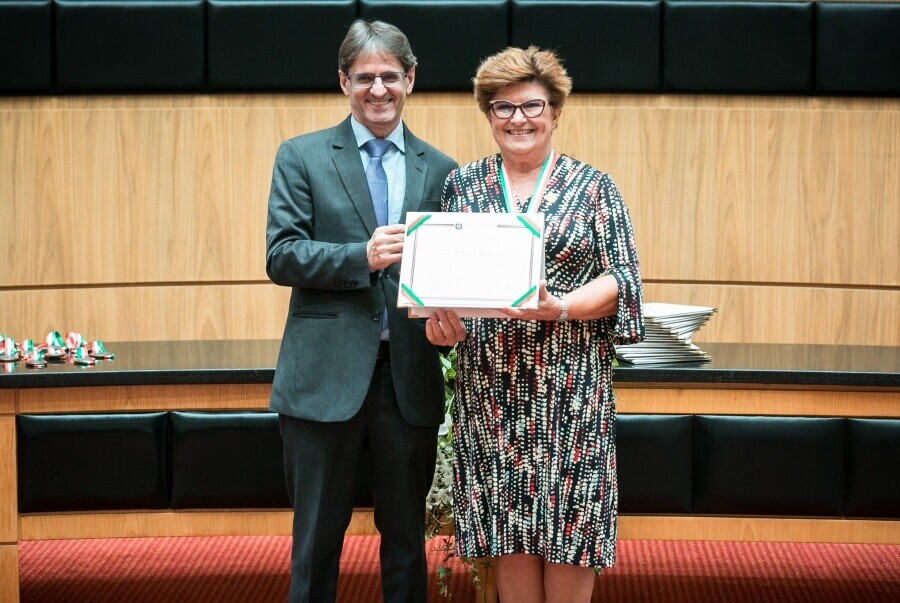 Saretta entrega à Dra. Maria Luiza Marcon a Comenda do Legislativo Catarinense
