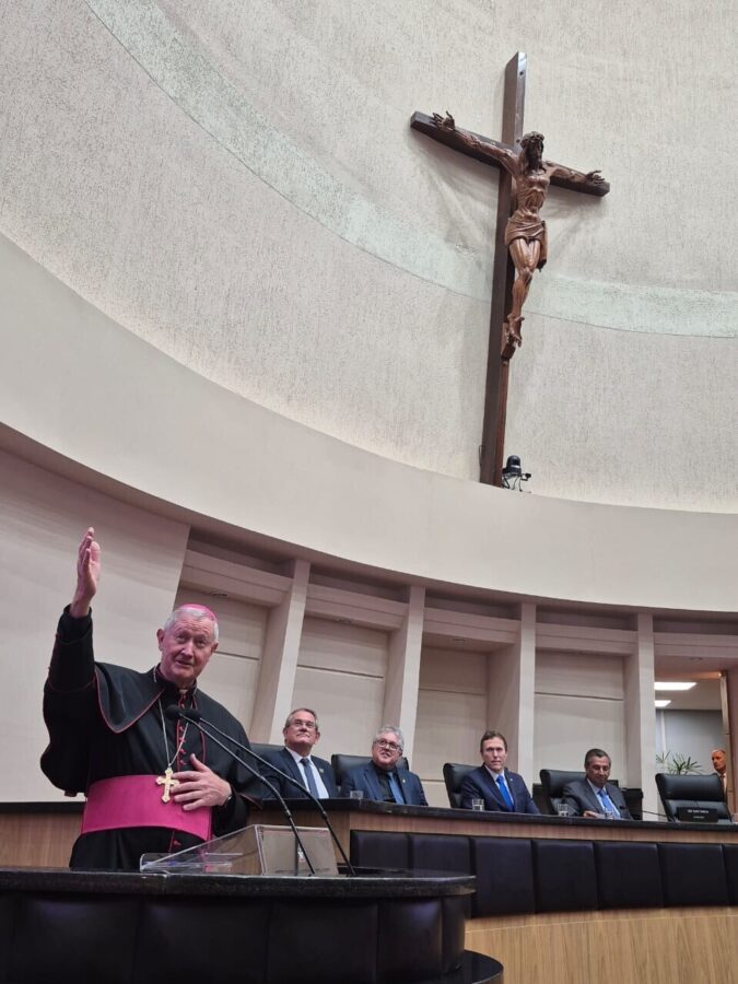 Entrega de homenagem ao pastor Sebastião Sútil. FOTO: Assessoria de Imprensa