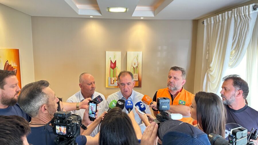 Deputado Oscar Gutz, prefeito eleito de Rio do Sul, Manoel Arisoli Pereira, e o secretário estadual de Infraestrutura, Jerry Comper
