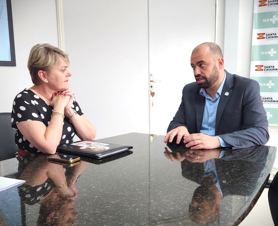 Deputada Luciane Carminatti e o secretário de Estado da Saúde, Diogo Demarchi Silva