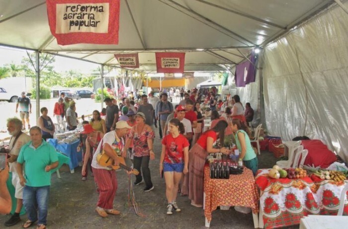 Feira Catarinense da Reforma Agrária doará 3 toneladas de alimentos e fará plantio coletivo de árvores na UFSC FOTO: Juliana Adriano/Divulgação