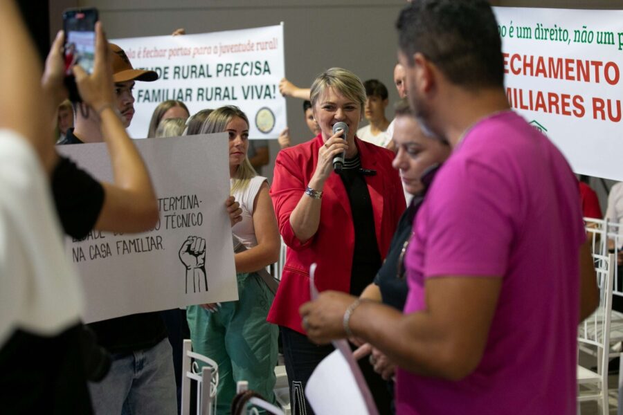 Deputada Luciane Carminatti e defensores das Casas Familiares Rurais