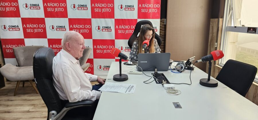 Deputado Marcos Vieira entrevistado por uma rádio de Chapecó