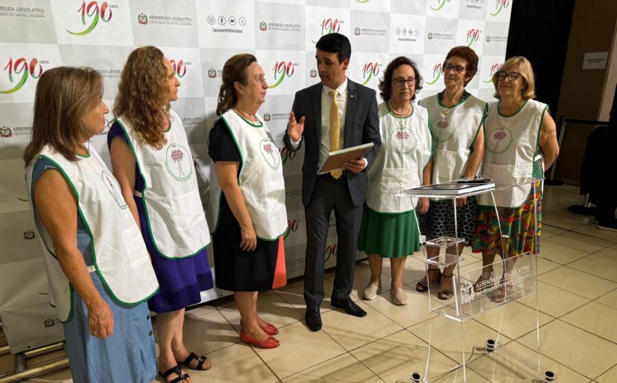Deputado Marcos da Rosa e integrantes da Associação de Voluntários do Hospital Regional do Oeste