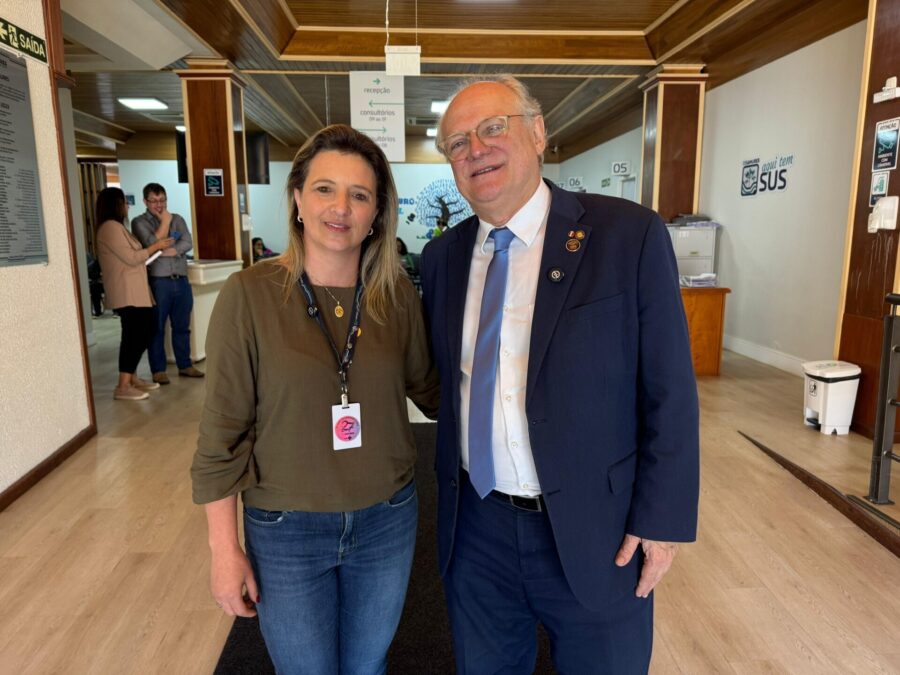 Dr. Vicente e a diretora do Consórcio Intermunicipal de Saúde da Região Serrana, Beatriz B. Rodrigues