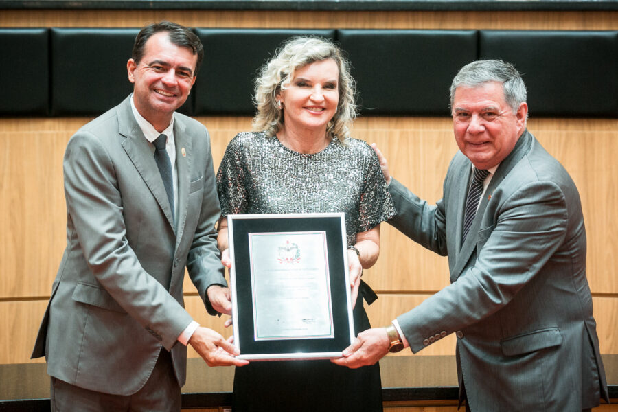 Dirigentes do Cref-SC recebem placa do deputado Mário Motta em homenagem aos 25 anos de atuação