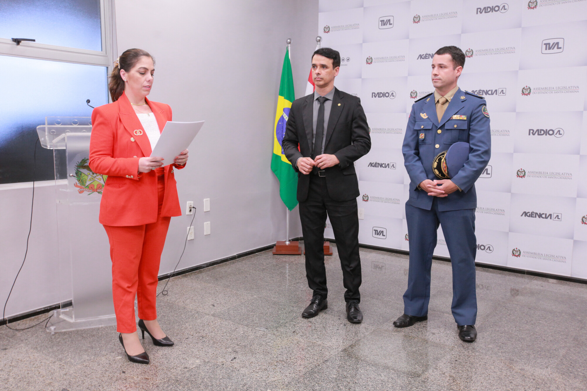Deputado Marcos da Rosa entrega homenagem a Bombeiros de Navegantes
