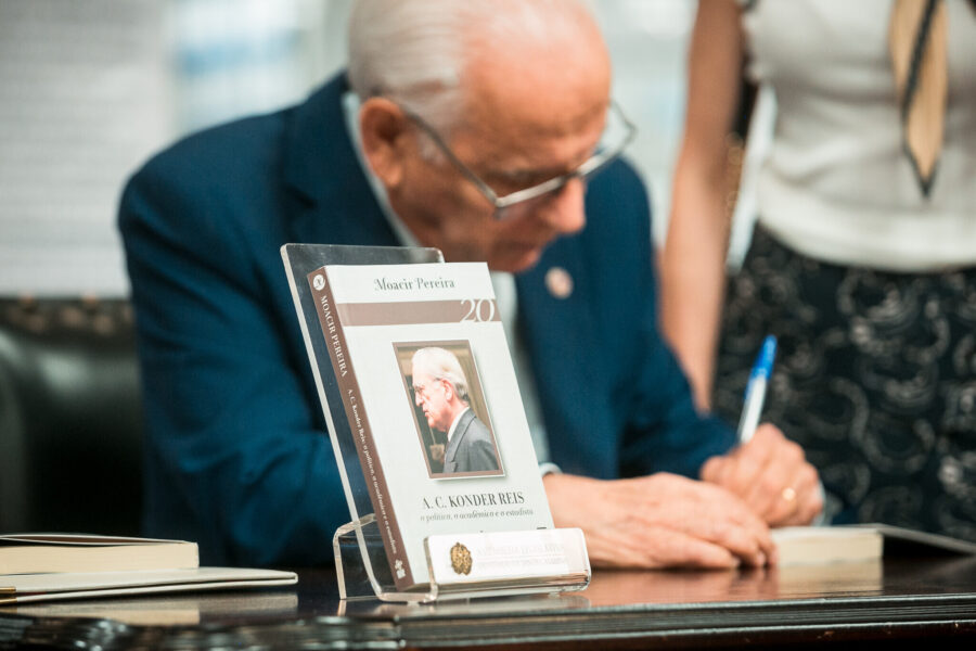 Livro sobre Konder Reis, escrito pelo jornalista Moacir Pereira, foi lançado durante a homenagem na Alesc