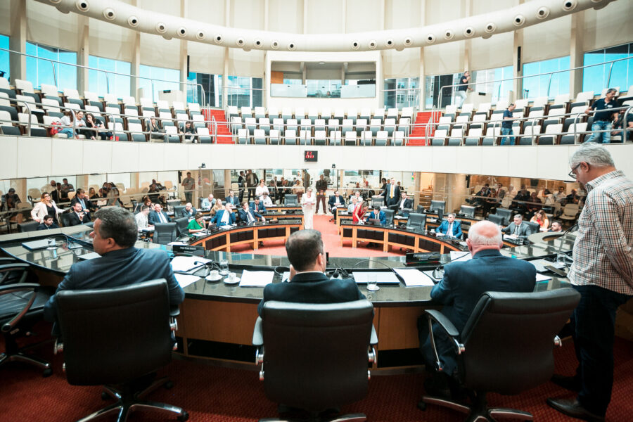 A reunião conjunta aconteceu no plenário da Assembleia Legislativa.