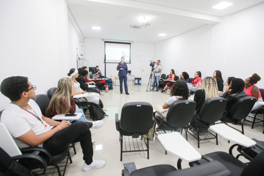 Estagiários do PAB recebem capacitação em primeiros socorros e combate a incêndios