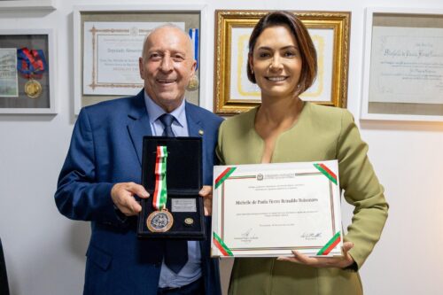 Oscar Gutz entrega Comenda do Legislativo a Michelle Bolsonaro