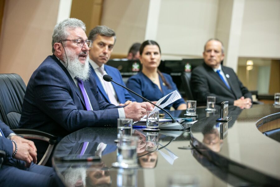 Deputado Padre Pedro comandou a sessão de entrega da Certificação de Responsabilidade Social de Santa Catarina 2024 a empresas e organizações sem fins
