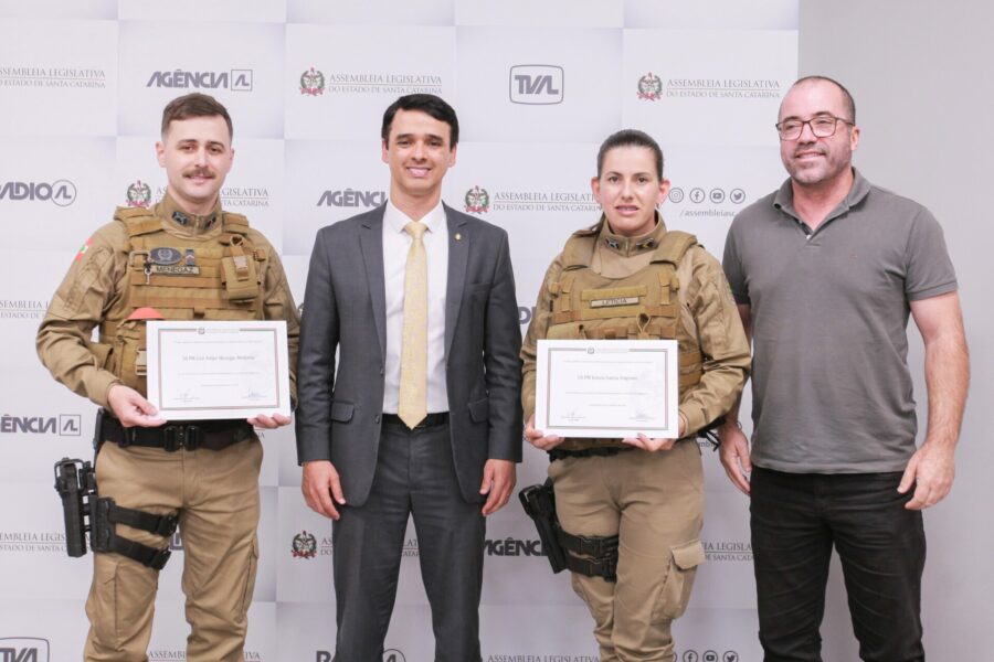 Deputado Marcos da Rosa homenageou a cabo Letícia Garcia Fragnani e o soldado Luiz Felipe Menegaz Medeiros