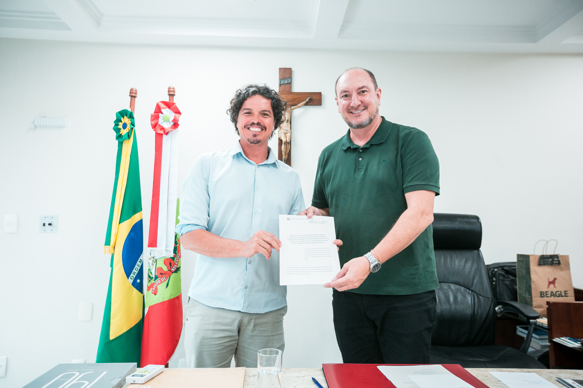 Presidente da Comissão do Meio Ambiente entrega relatório das chuvas na presidência da ALESC