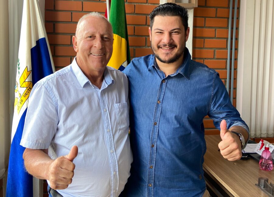 Deputado Oscar Gutz (PL) e o prefeito de Rio do Oeste, Bruno Pessati. FOTO: Assessoria de Comunicação