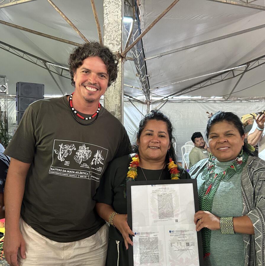 Deputado Marquito (Psol), liderança Guarani, Kerexu Yxapyry, e Ministra dos Povos Indígenas (MPI), Sonia Guajajara. Foto: Carol Morgan