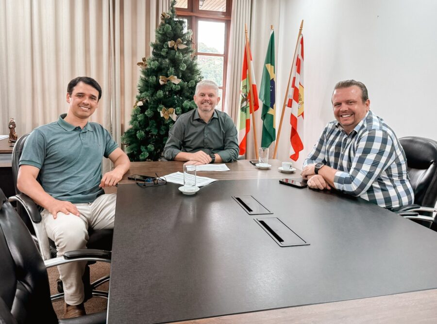 Deputado Marcos da Rosa e o prefeito de Blumenau, Egídio Ferrari, acompanhados do secretário Rafael Burgonovo. FOTO: Divulgação