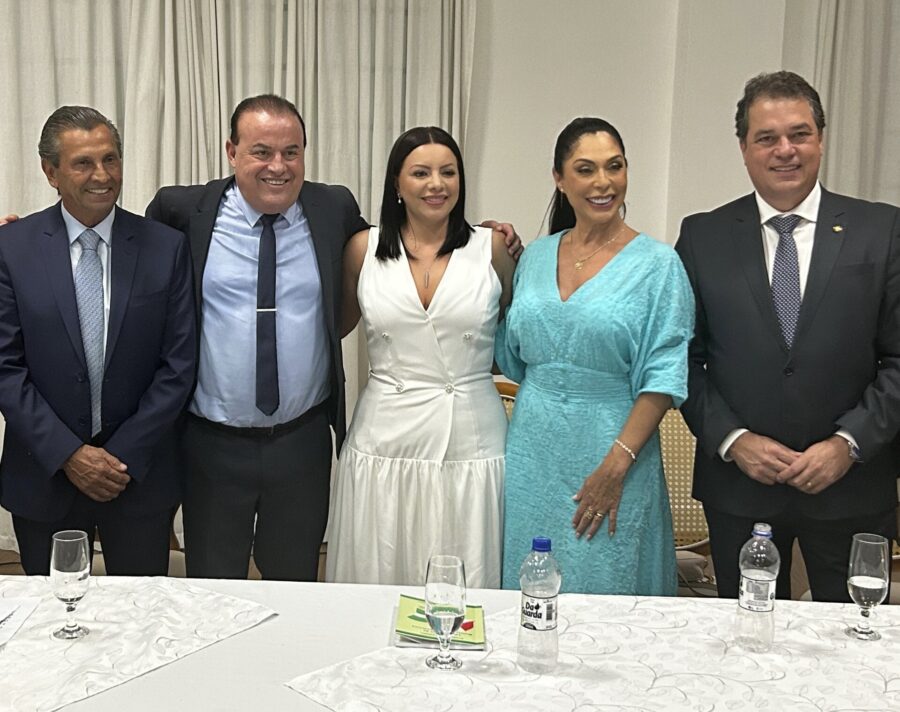 Autoridades, incluindo o deputado Rodrigo Minotto (d), acompanharam a posse em Forquilhinha. FOTO: Divulgação