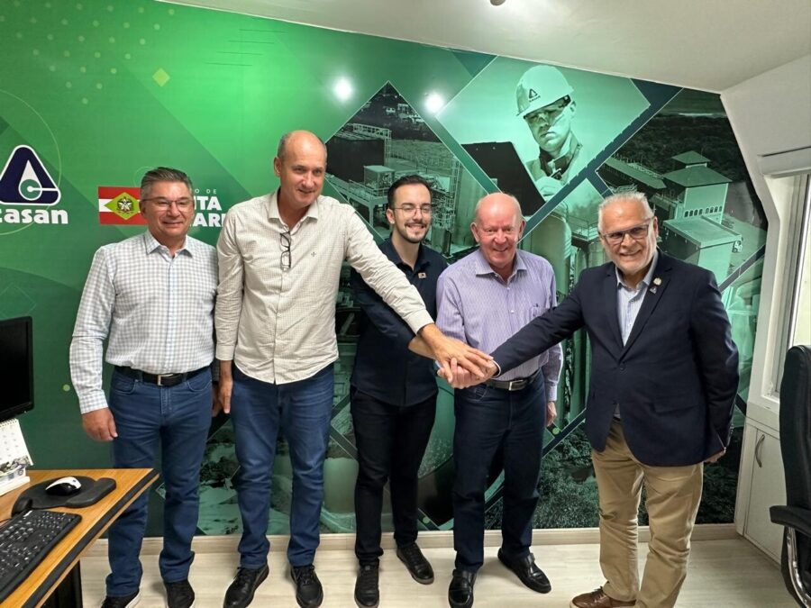 Marcos Vieira com o presidente da Casan Edson Moritz, o prefeito de Maravilha Vinícius, diretor da Casan Joel e Sandro Fávero, chefe de gabinete.