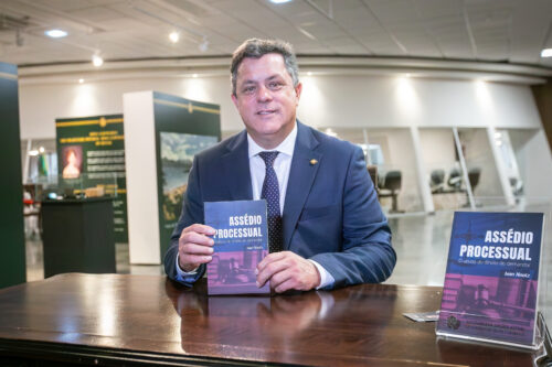 Deputado Ivan Naatz trata do assédio processual em seu terceiro livro jurídico