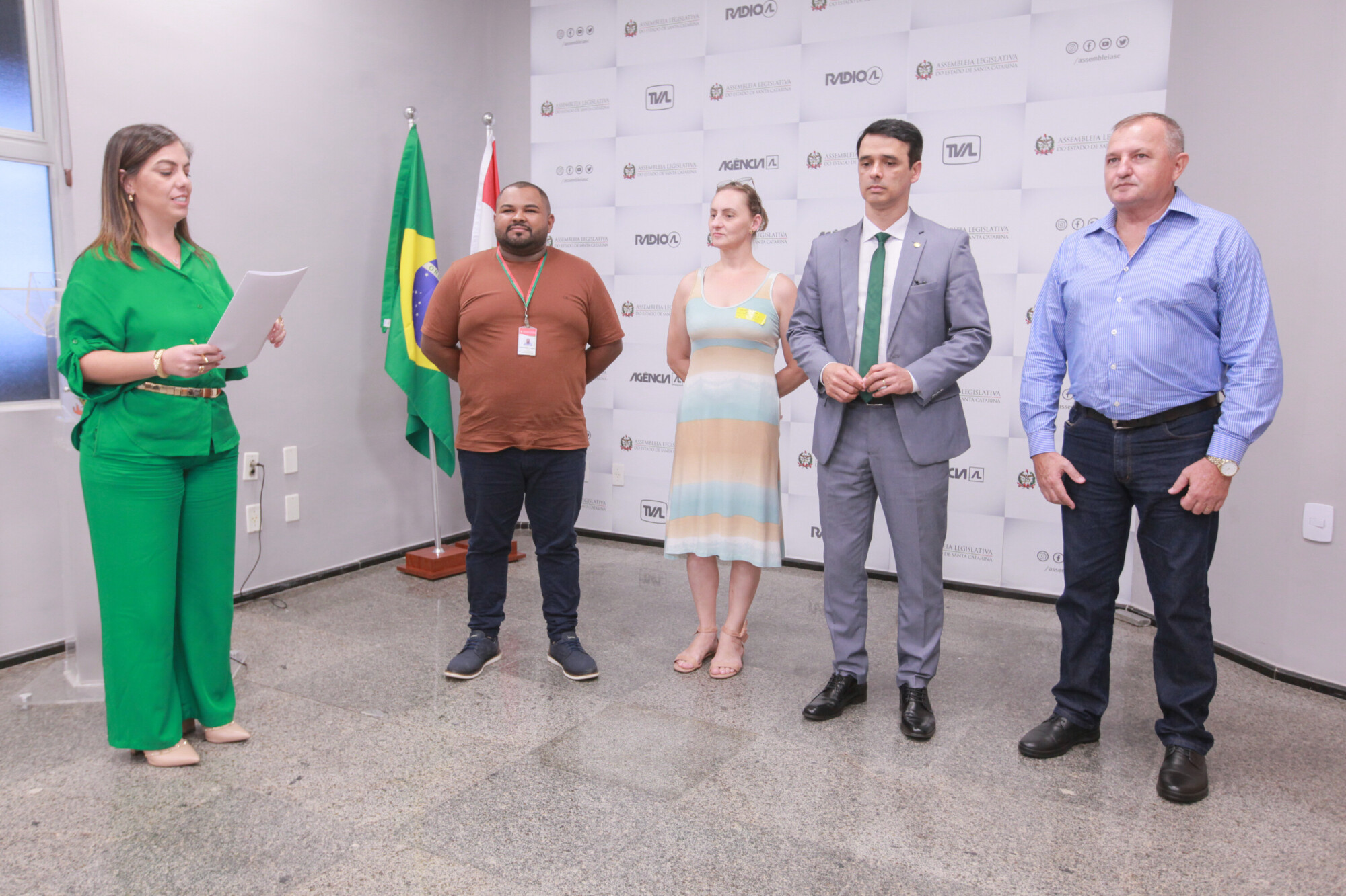 Deputado Marcos da Rosa entrega homenagem a PM Nelson Barg