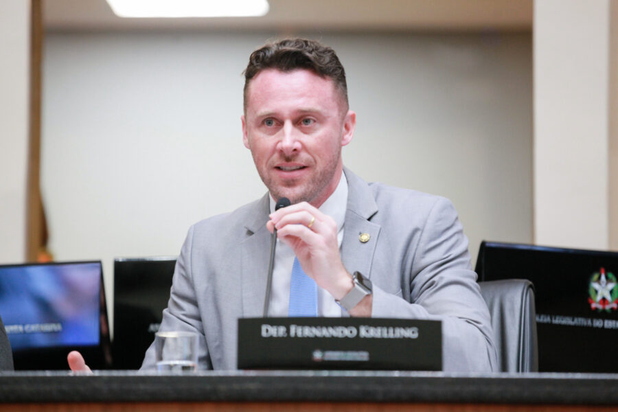 Lei de Fernando Krelling que cria carteira de identificação para pessoas com próteses entra em vigor