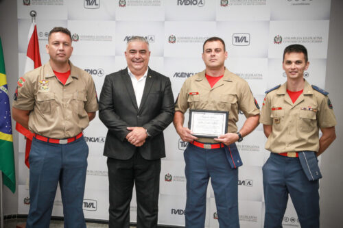 Sargento Lima entrega moção de aplauso a militares que salvaram vidas