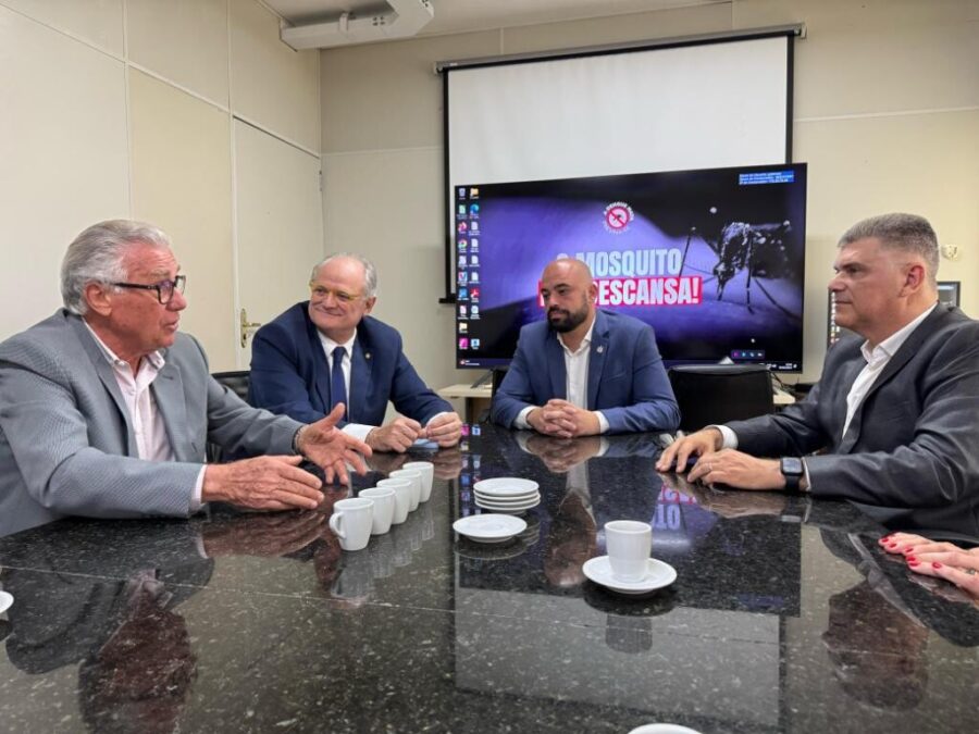 Deputado Dr. Vicente se reuniu com o secretário da Saúde e com representantes do CRM, da ACM e do Simesc. FOTO: Divulgação
