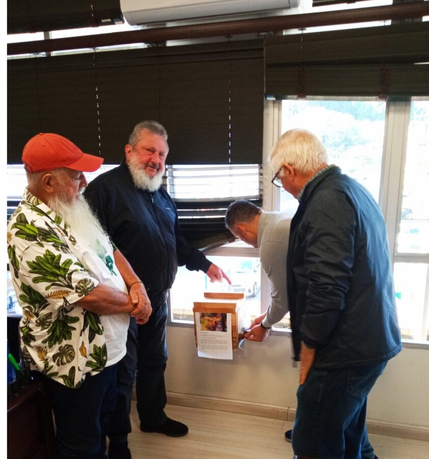 Padre Pedro mostra colônia de abelhas sem ferrão jataí (meliponicultura) instalada em seu gabinete na Alesc FOTO: Adauri Antunes