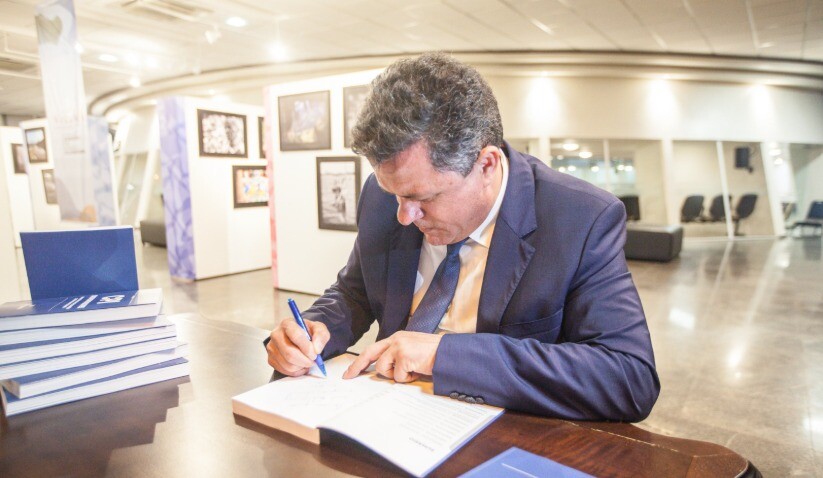 Deputado Ivan Naatz: Novo livro aborda o abuso do direito de demandar judicialmente FOTO: Divulgação