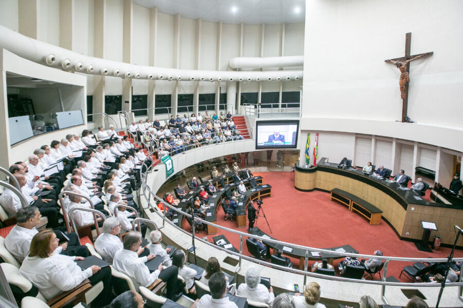 Sessão especial foi realizada na noite desta segunda-feira (10)