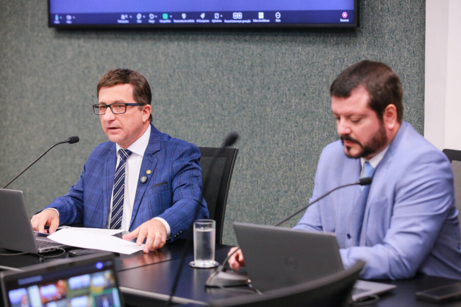 Os deputados Junior Cardoso (e) e Alex Brasil, durante a reunião da Comissão de Direitos Humanos