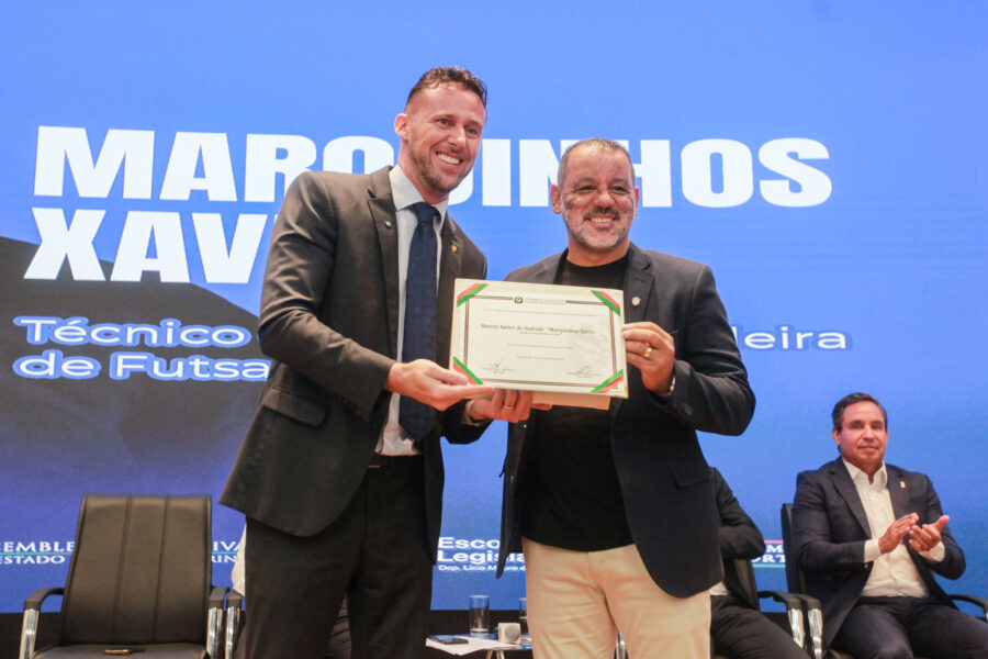 Deputado Fernando Krelling entrega homenagem ao hexacampeão mundial de Futsal, o lageano, Marquinhos Xavier.