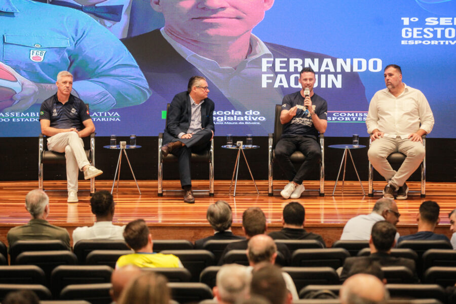 Deputado Fernando Krelling fala ao público
