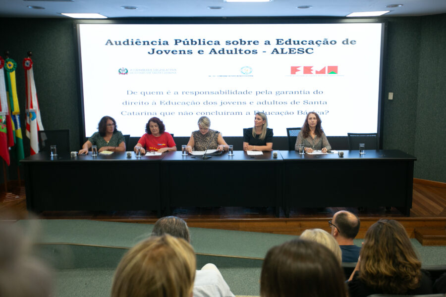 Audiência foi promovida pela Comissão de Educação da Alesc na noite desta terça (25)