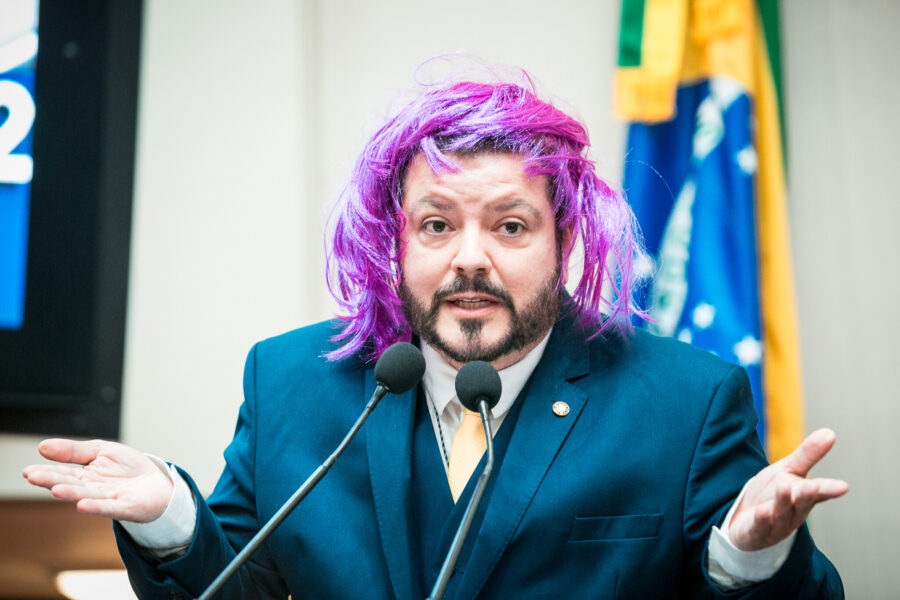 Alex Brasil denuncia cotas para trans na UFSC e ironiza ideologia de gênero na tribuna