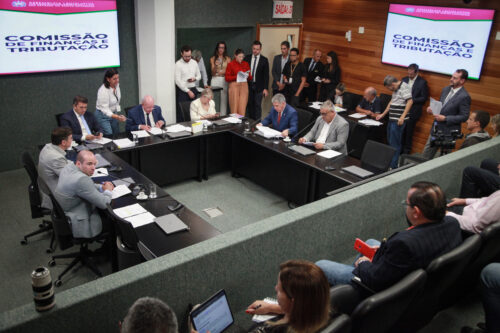 Projeto de reajuste do salário mínimo regional avança nas Comissões