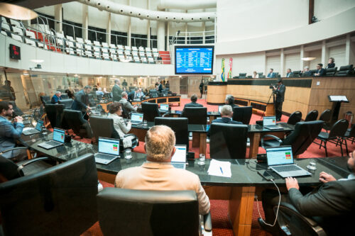 Aprovados projetos sobre taxas da PM e restrição a atletas de outros estados