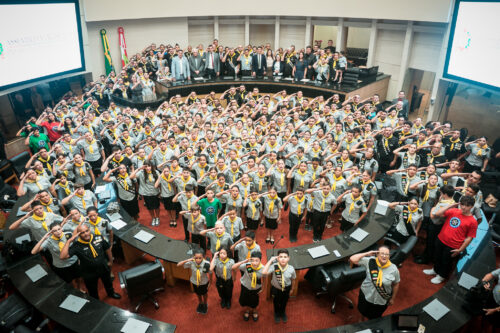 Grupo Adolescentes que Amam a Deus recebe homenagem da Alesc