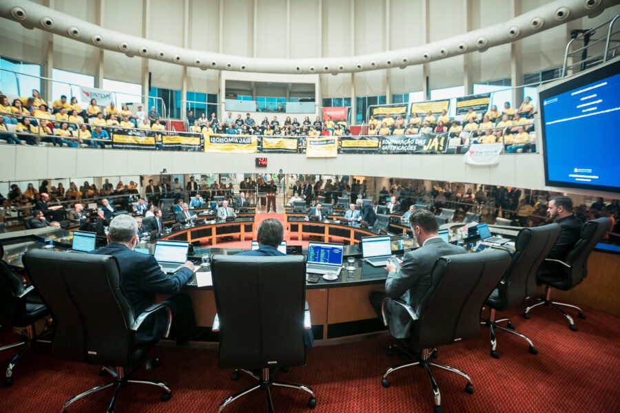 Plenário da Assembleia Legislativa, durante a votação dos projetos, na tarde desta quarta-feira (16)