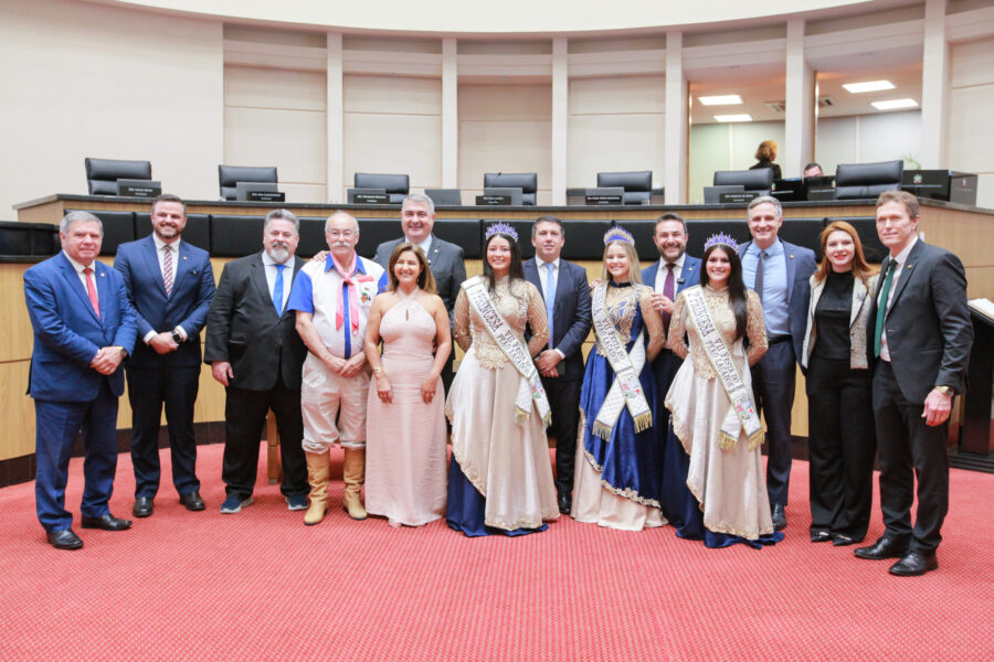 Parlamentares e a comitiva da Serra