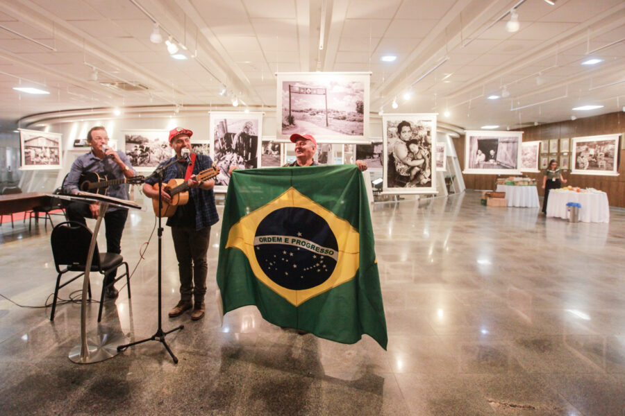 Dirceu Dresch, do Incra/SC, Leonel Violeiro e Vilson Santin, da coordenação do MST em SC