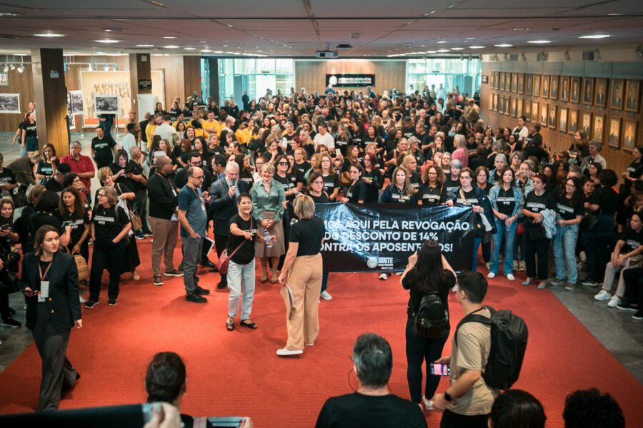 Professores ocuparam o hall da Alesc, na manhã desta quinta-feira (24), para apresentar a reivindicação