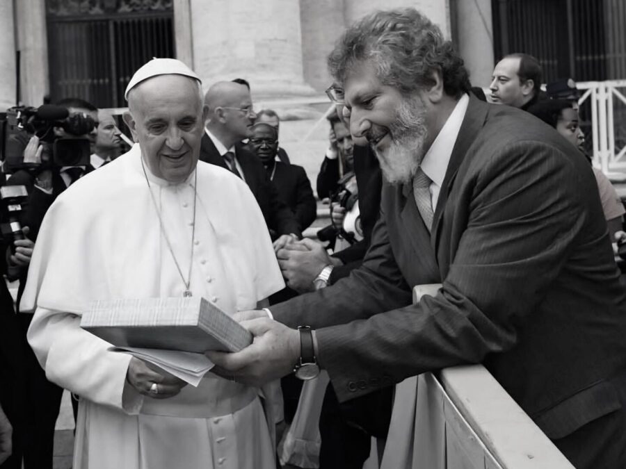 Pe. Pedro Baldissera entrega livro ao Papa Francisco sobre a juventude católica de SC na saída da residência papal, no Vaticano, em novembro de 2013.